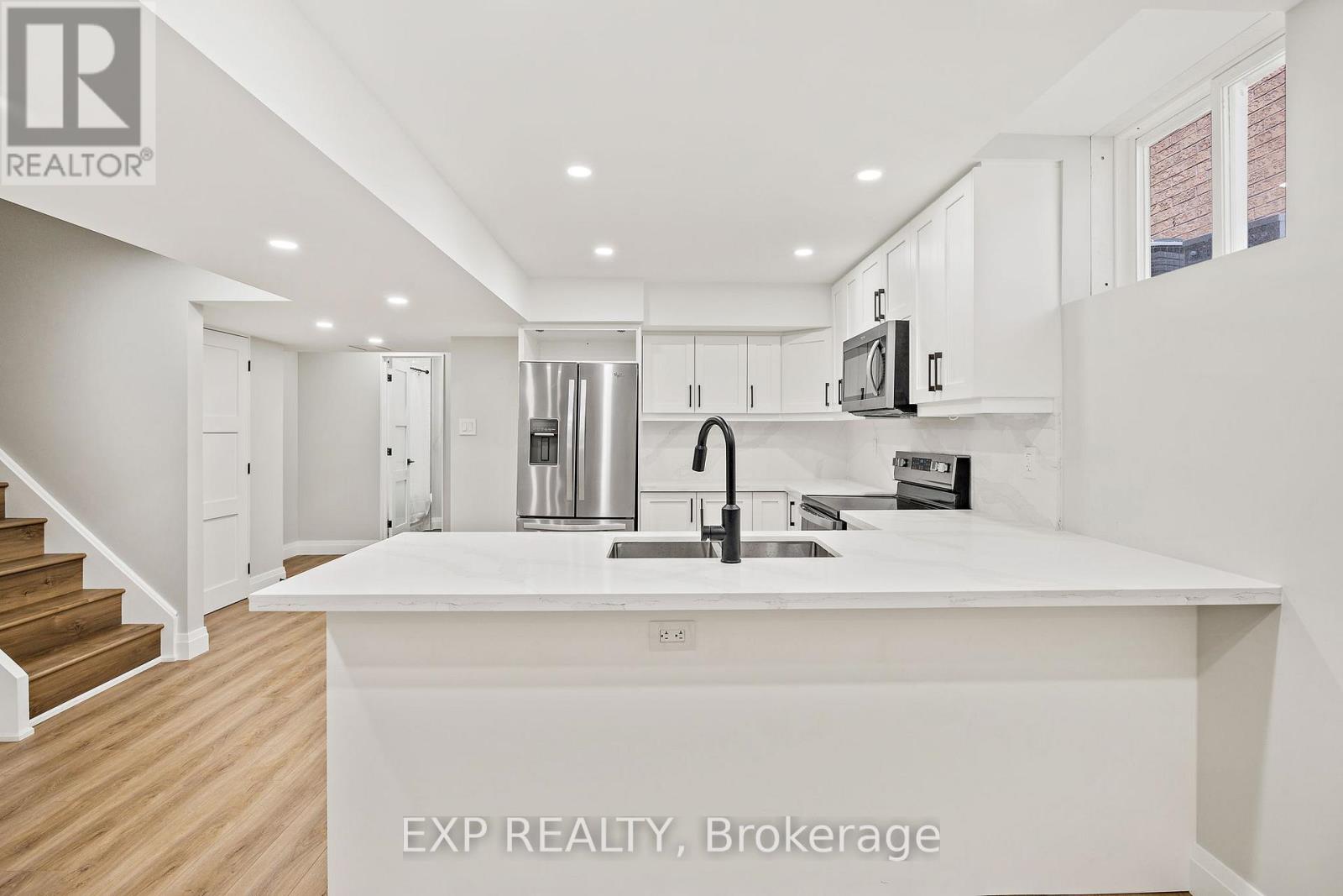 19 Master Green Crescent, Brampton, Ontario  L7A 3K3 - Photo 4 - W13033590