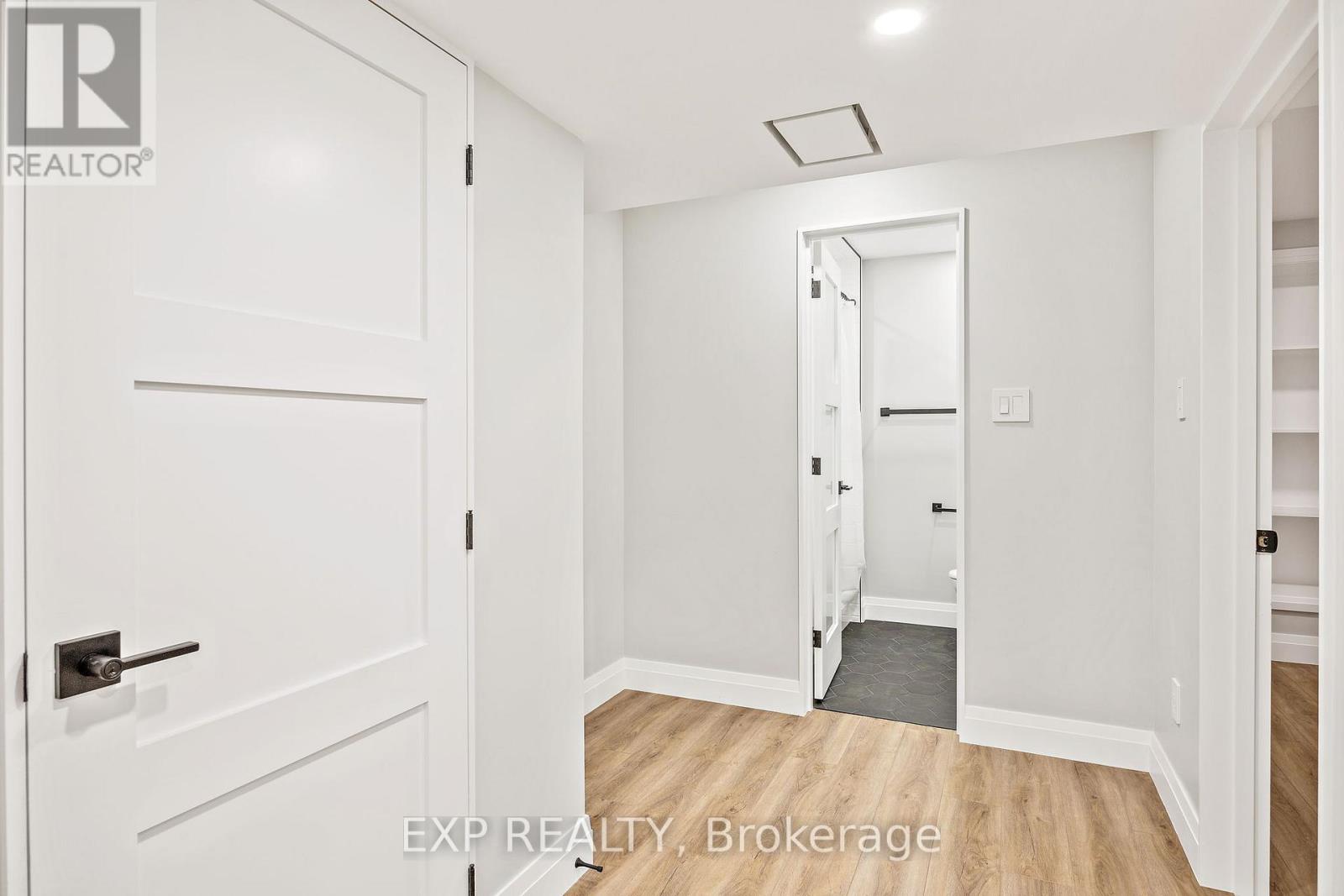 19 Master Green Crescent, Brampton, Ontario  L7A 3K3 - Photo 5 - W13033590