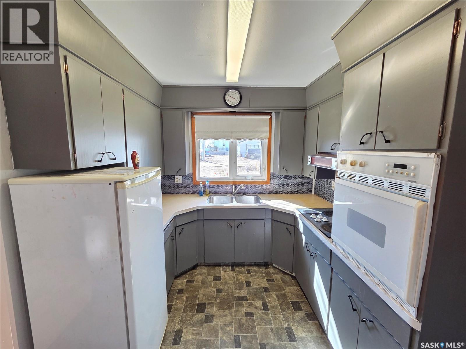 30 Main Street, Manor, Saskatchewan  S0C 1R0 - Photo 12 - SK033694