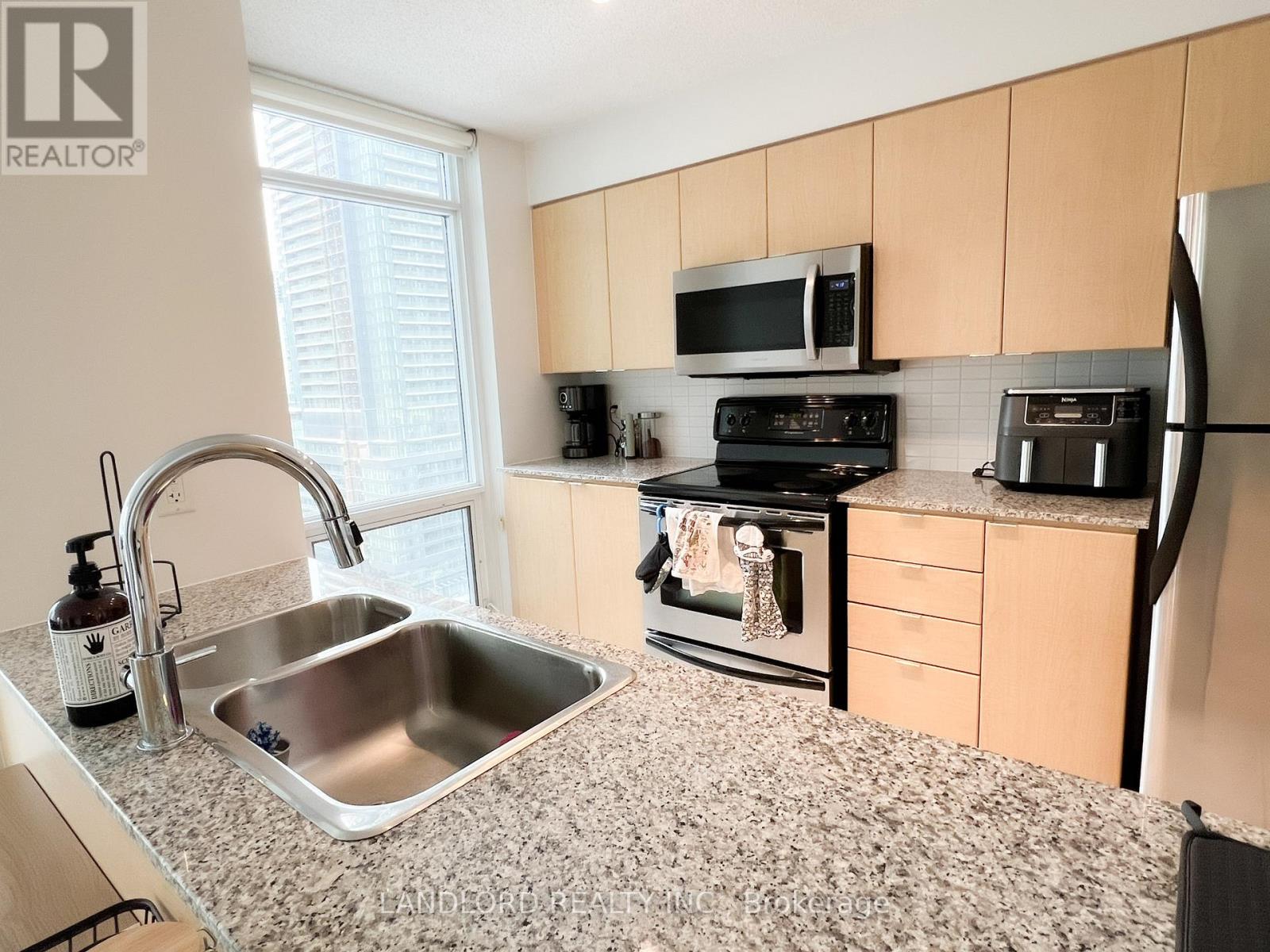 2203 - 11 Brunel Court, Toronto, Ontario  M5V 3Y3 - Photo 4 - C13033626