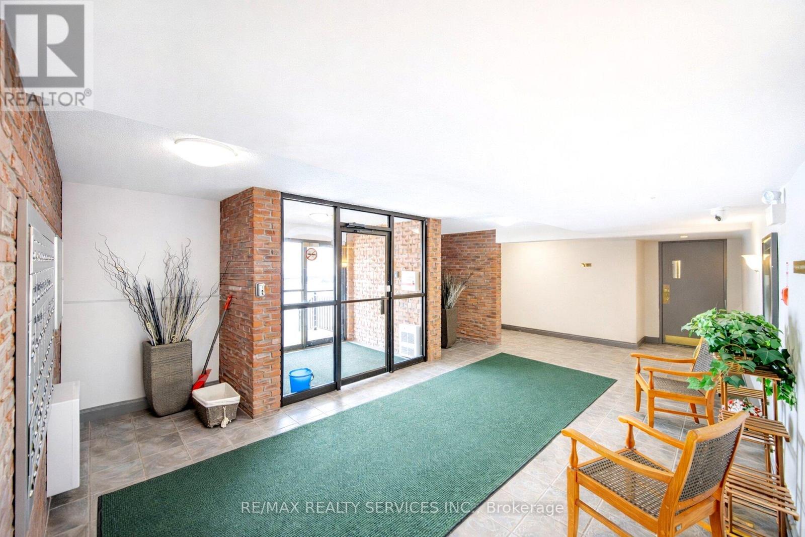 105 - 580 Mary Street E, Whitby, Ontario  L1N 2R3 - Photo 3 - E13033628