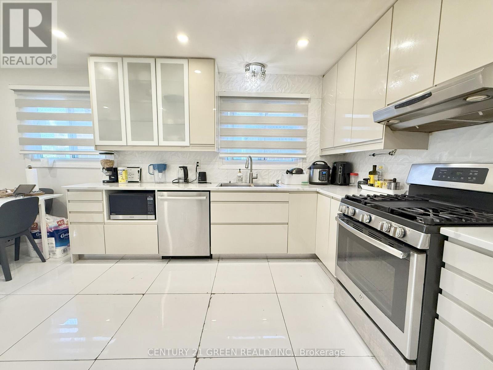 Upper - 963 Lovingston Crescent, Mississauga, Ontario  L4W 3V7 - Photo 10 - W13033620