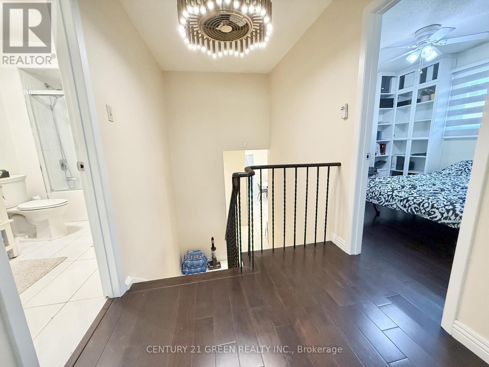 Upper - 963 Lovingston Crescent, Mississauga, Ontario  L4W 3V7 - Photo 17 - W13033620