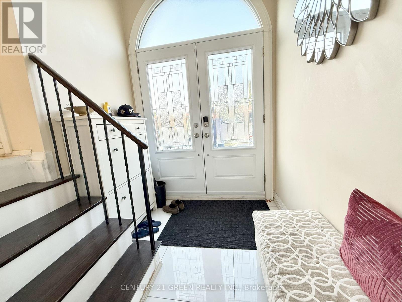 Upper - 963 Lovingston Crescent, Mississauga, Ontario  L4W 3V7 - Photo 2 - W13033620