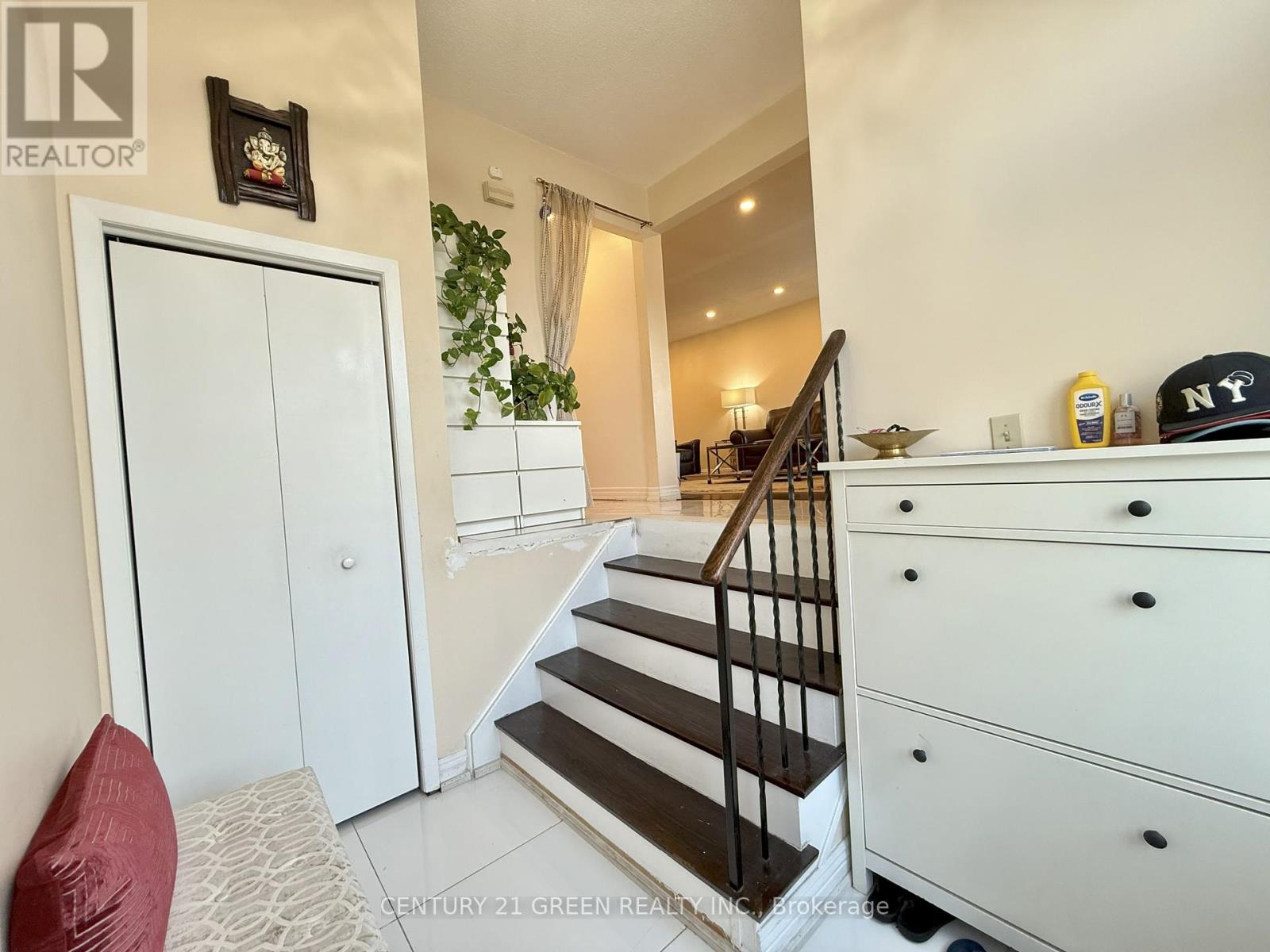 Upper - 963 Lovingston Crescent, Mississauga, Ontario  L4W 3V7 - Photo 3 - W13033620