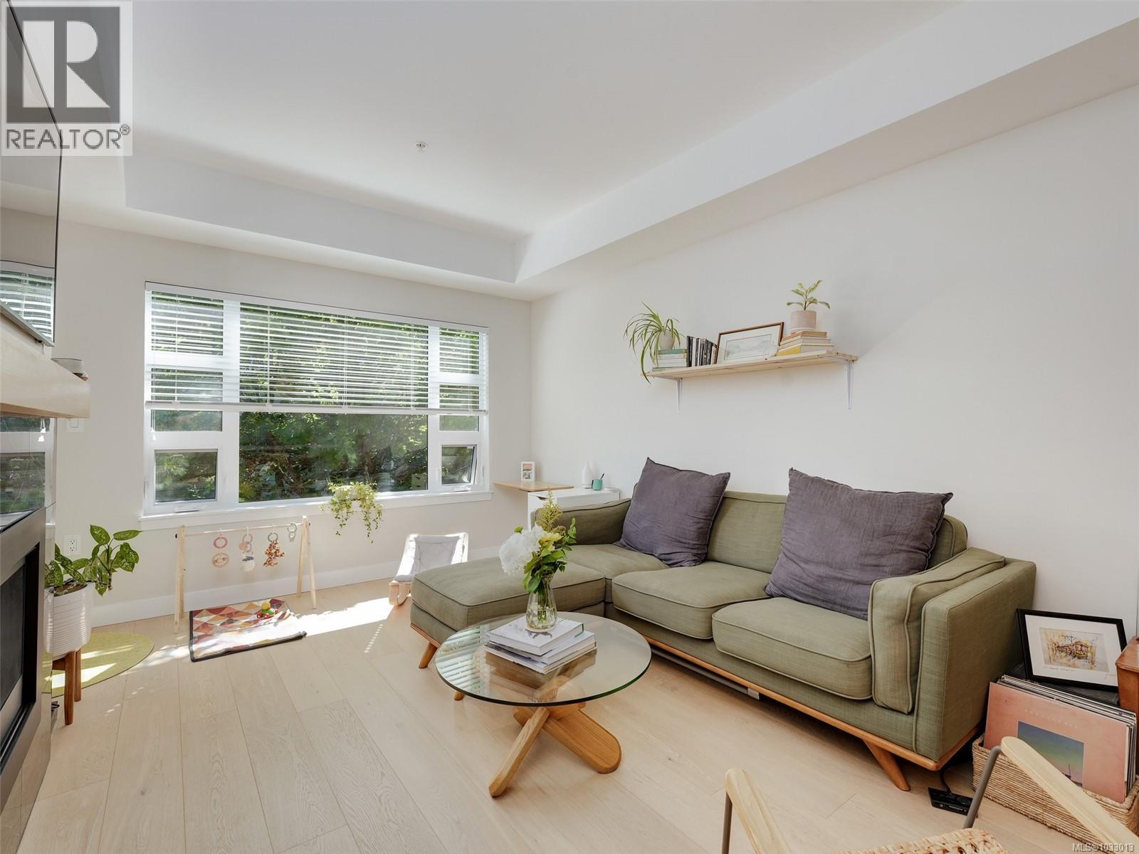 206 9861 Third St, Sidney, British Columbia  V8L 3A8 - Photo 2 - 1033013