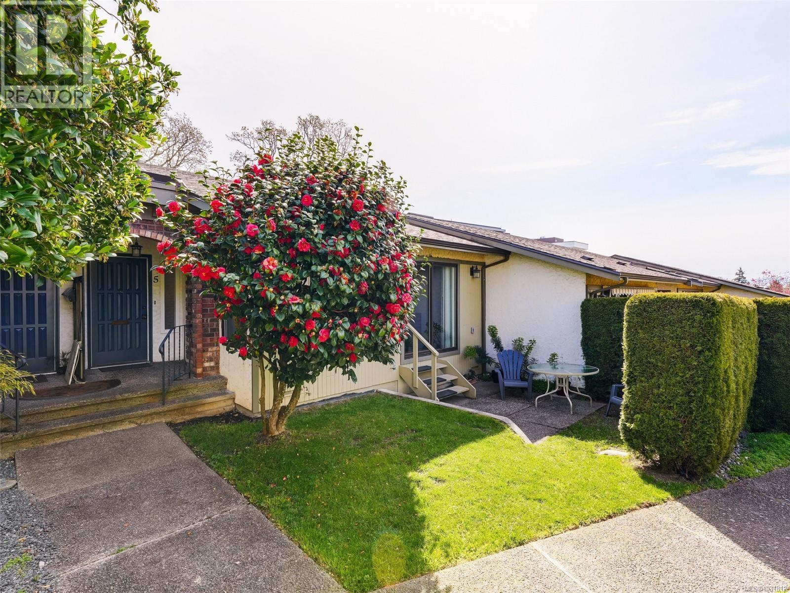 5 3968 Cedar Hill Rd, Saanich, British Columbia  V8N 3B8 - Photo 2 - 1031812