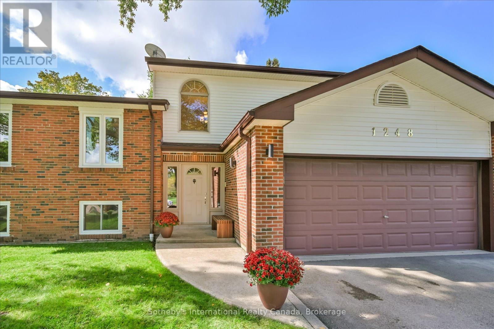 1248 Landfair Crescent, Oakville, Ontario  L6H 2N3 - Photo 2 - W13033728