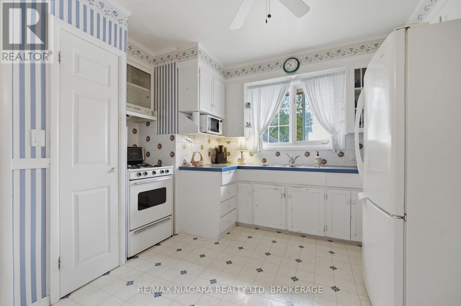 277 Lakeshore Road, St. Catharines, Ontario  L2M 1R9 - Photo 4 - X13033720