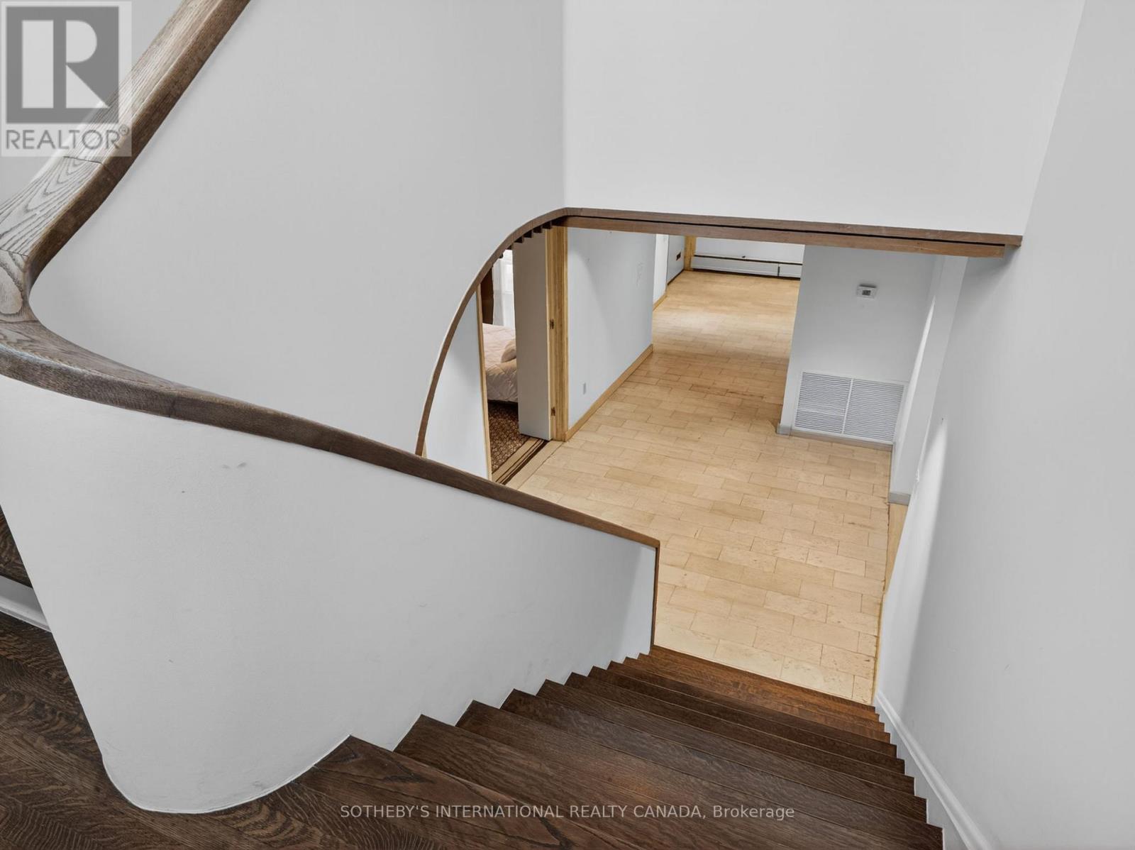 39 Burton Road, Toronto, Ontario  M5P 1V1 - Photo 11 - C13033644