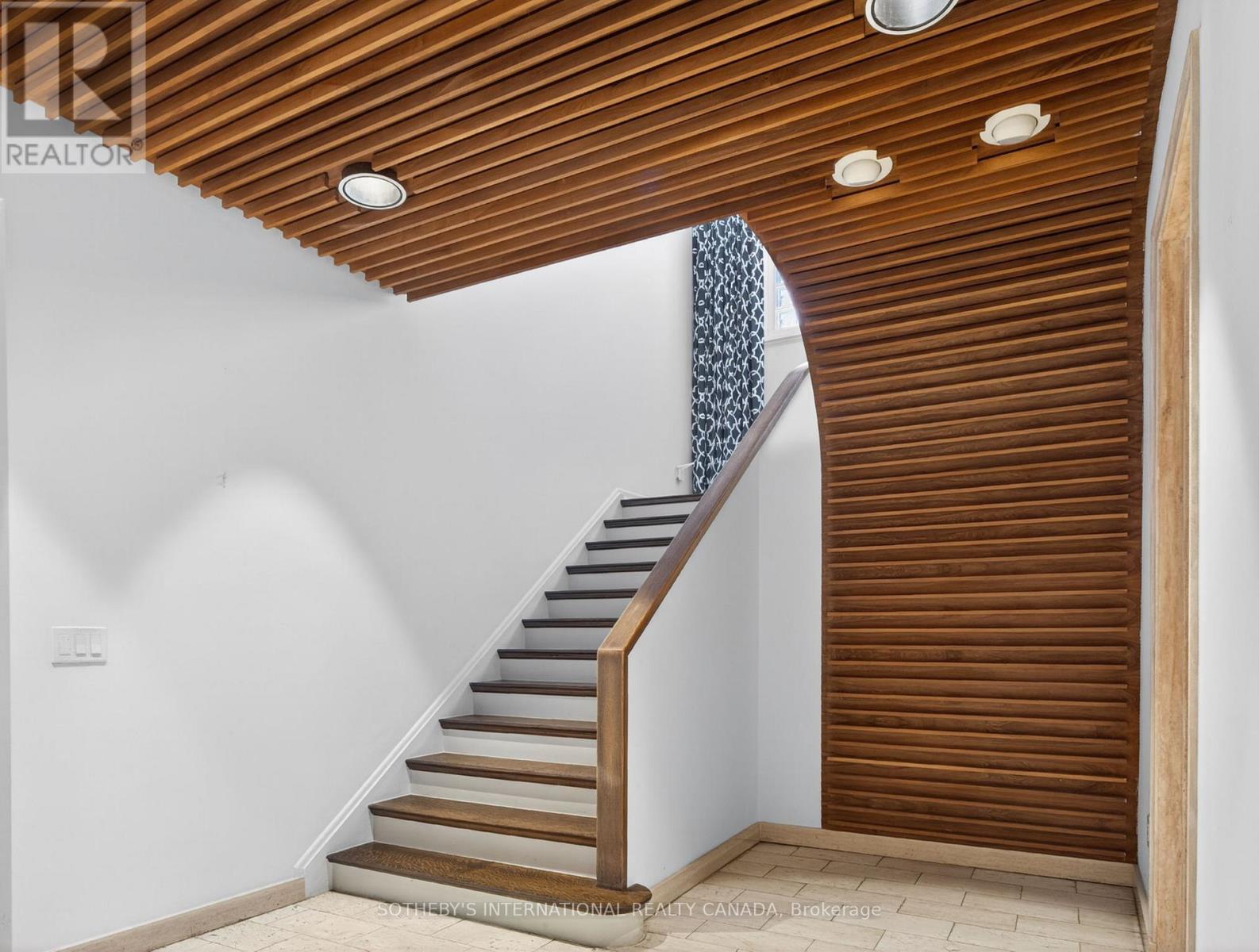 39 Burton Road, Toronto, Ontario  M5P 1V1 - Photo 12 - C13033644