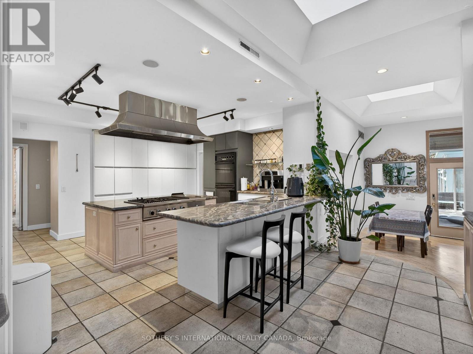 39 Burton Road, Toronto, Ontario  M5P 1V1 - Photo 9 - C13033644