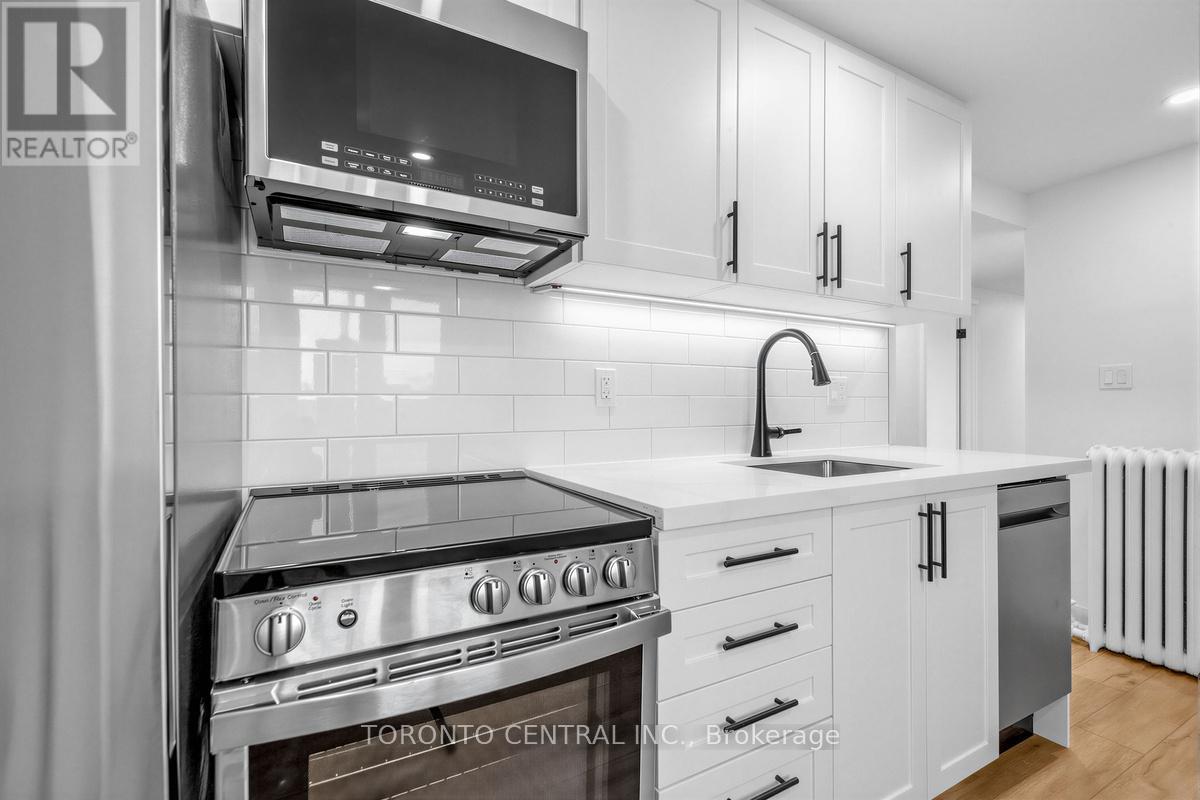 Upper - 171 Parkside Drive, Toronto, Ontario  M6R 2Y9 - Photo 10 - W13033670