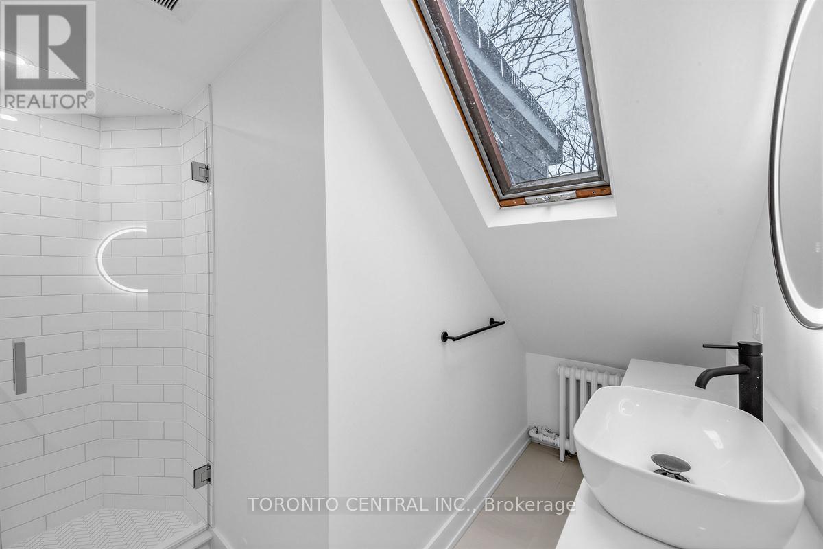 Upper - 171 Parkside Drive, Toronto, Ontario  M6R 2Y9 - Photo 11 - W13033670