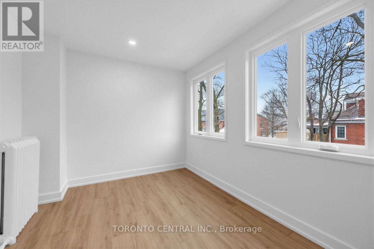 Upper - 171 Parkside Drive, Toronto, Ontario  M6R 2Y9 - Photo 13 - W13033670