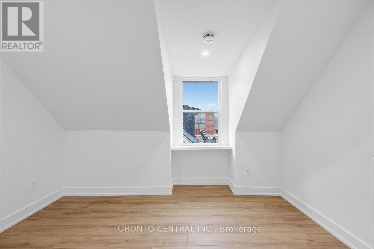 Upper - 171 Parkside Drive, Toronto, Ontario  M6R 2Y9 - Photo 14 - W13033670