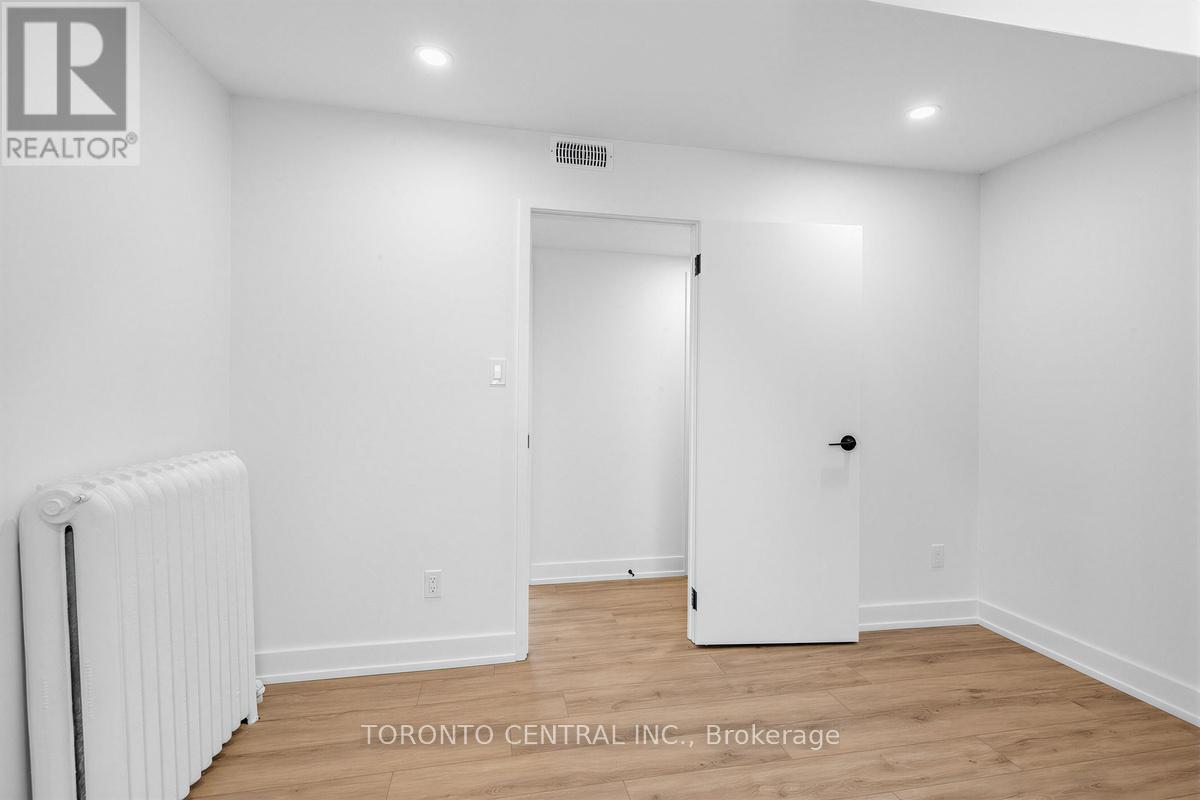 Upper - 171 Parkside Drive, Toronto, Ontario  M6R 2Y9 - Photo 15 - W13033670