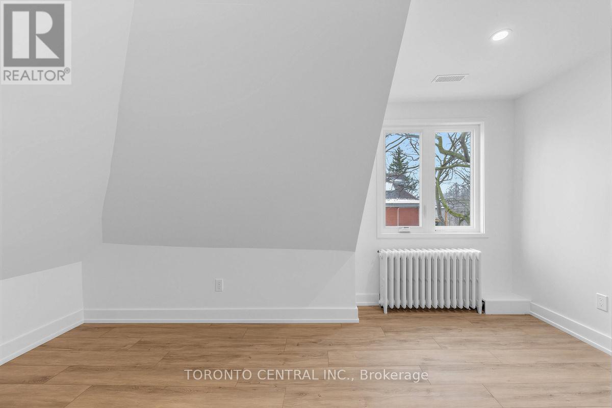 Upper - 171 Parkside Drive, Toronto, Ontario  M6R 2Y9 - Photo 16 - W13033670