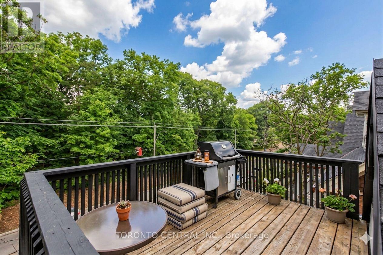 Upper - 171 Parkside Drive, Toronto, Ontario  M6R 2Y9 - Photo 17 - W13033670