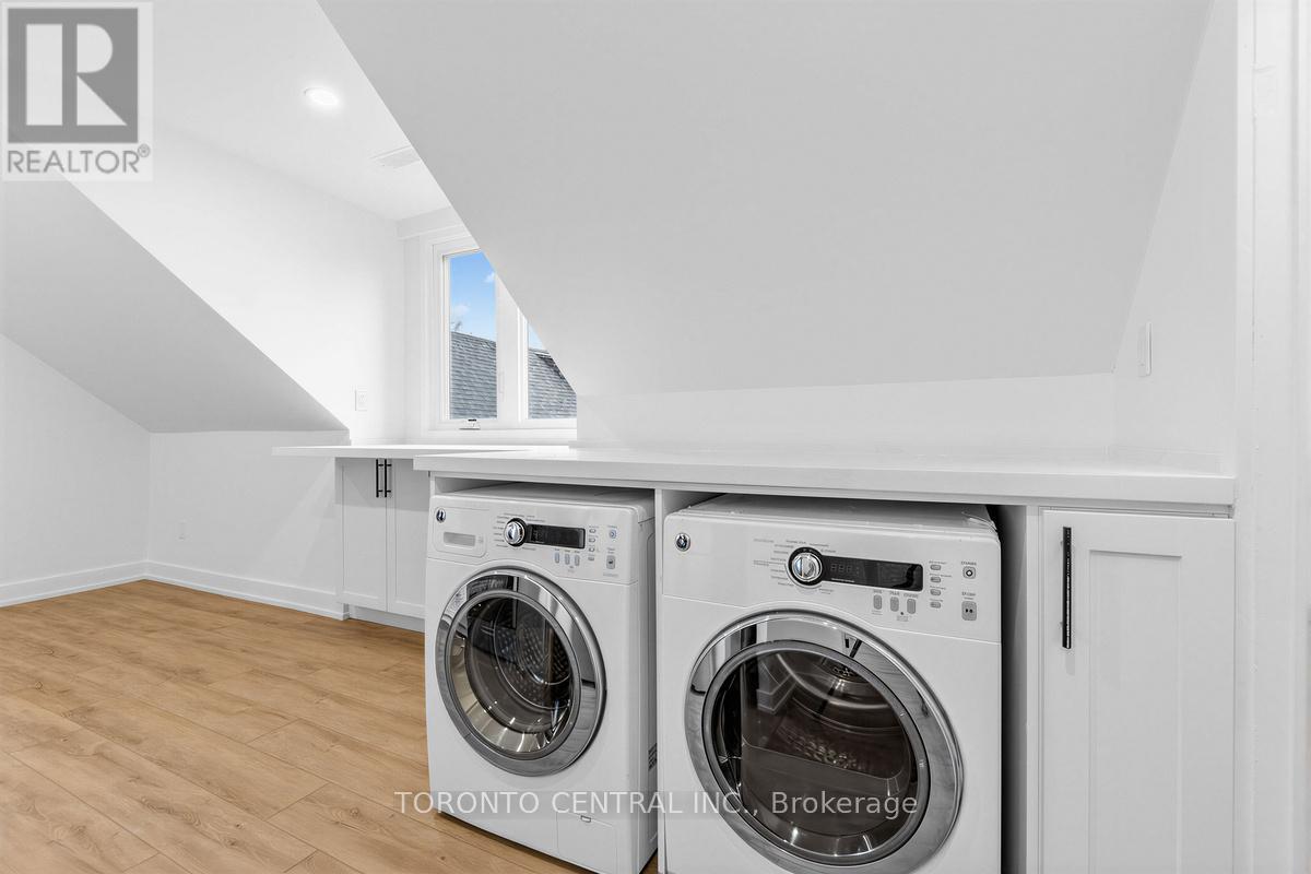 Upper - 171 Parkside Drive, Toronto, Ontario  M6R 2Y9 - Photo 18 - W13033670