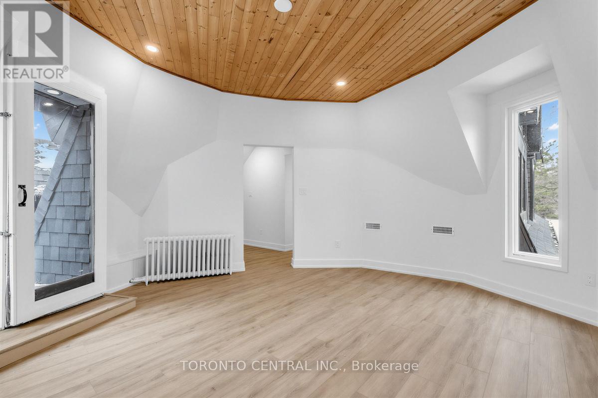 Upper - 171 Parkside Drive, Toronto, Ontario  M6R 2Y9 - Photo 6 - W13033670