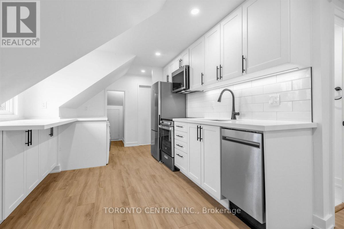 Upper - 171 Parkside Drive, Toronto, Ontario  M6R 2Y9 - Photo 9 - W13033670