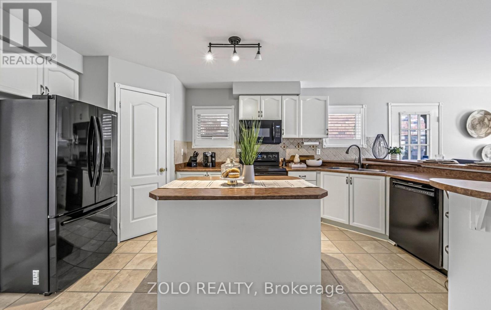 4 Sturgess Crescent, Whitby, Ontario  L1M 1J9 - Photo 11 - E13033756