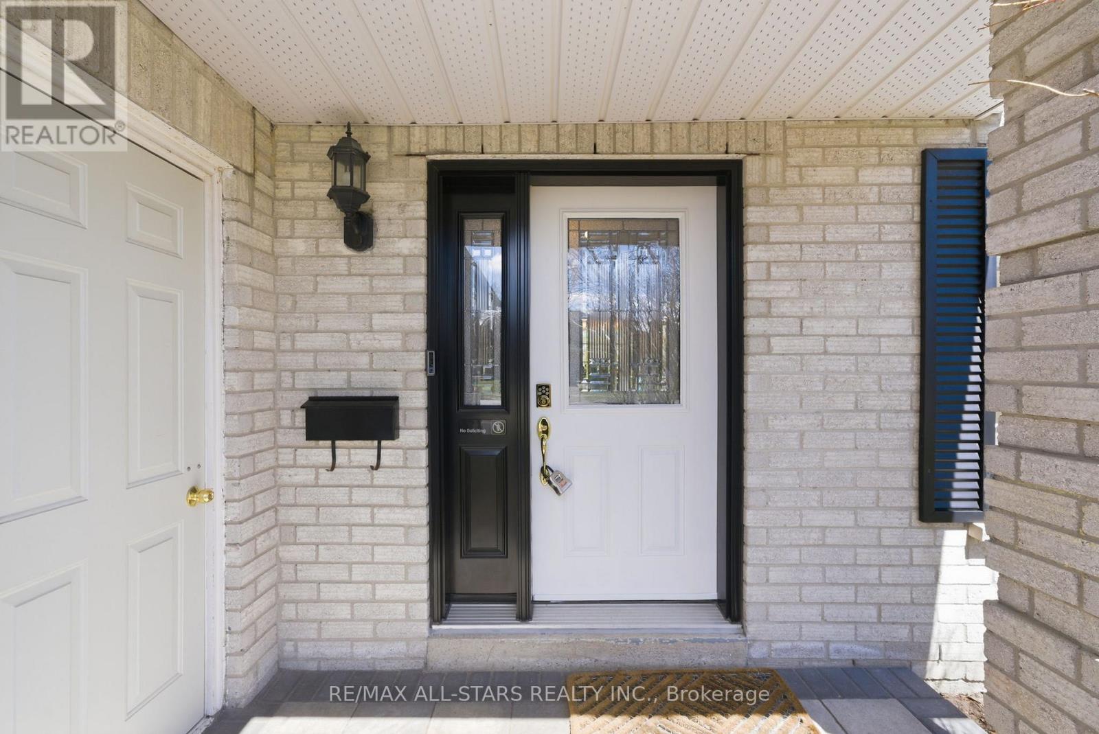 923 Leslie Valley Drive, Newmarket, Ontario  L3Y 7G3 - Photo 2 - N13033796