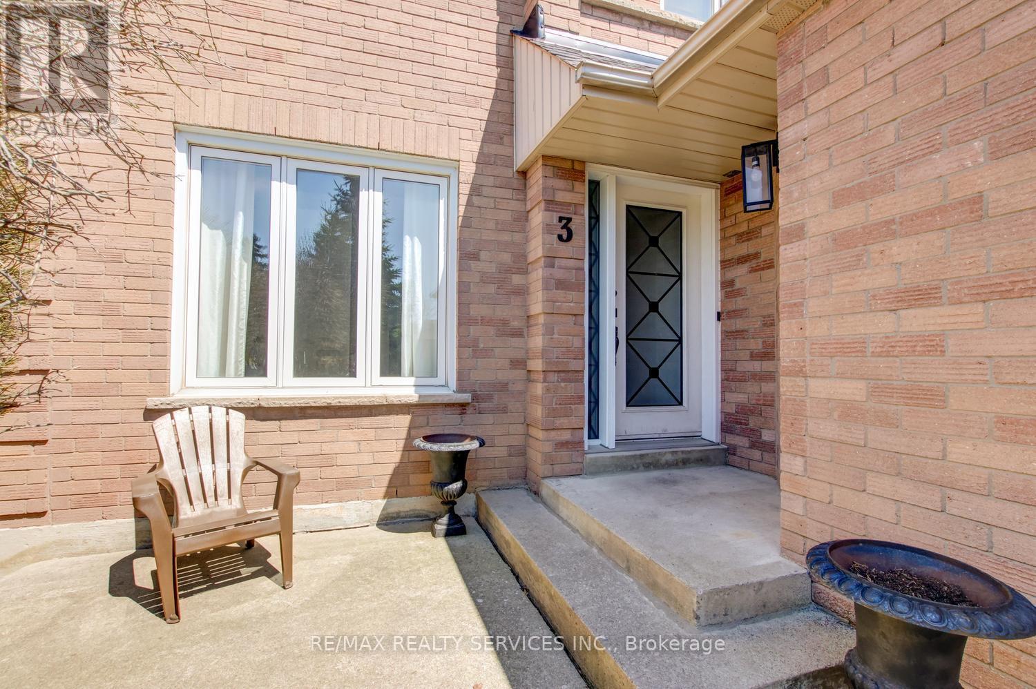 3 Nymark Place, Brampton, Ontario  L6S 5T5 - Photo 2 - W13033810