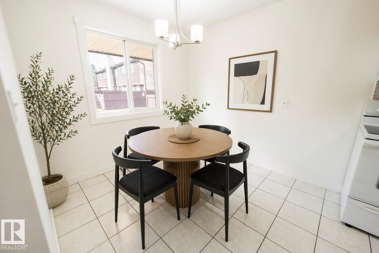 744 Saddleback Rd Nw, Edmonton, Alberta  T6J 5E6 - Photo 3 - E4483680