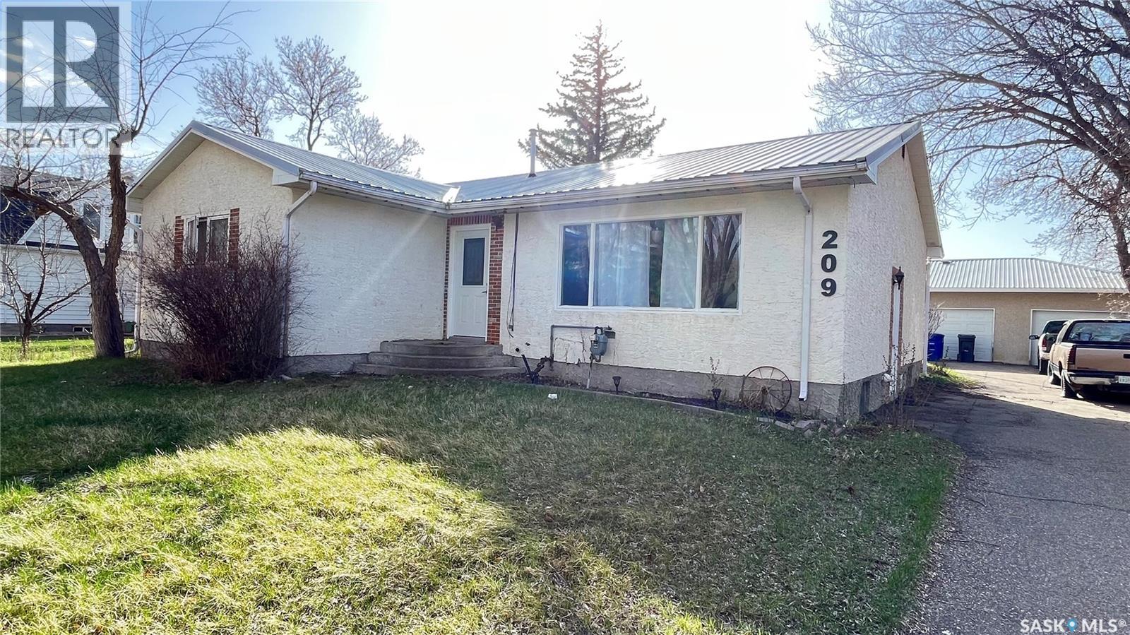 209 Hood Street, Maple Creek, Saskatchewan  S0N 1N0 - Photo 2 - SK033188