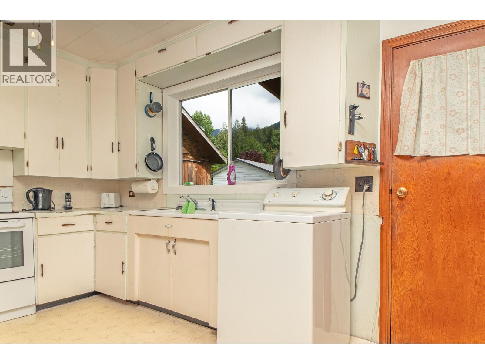 1610 Eastman Avenue, Riondel, British Columbia  V0B 2B0 - Photo 11 - 10380830