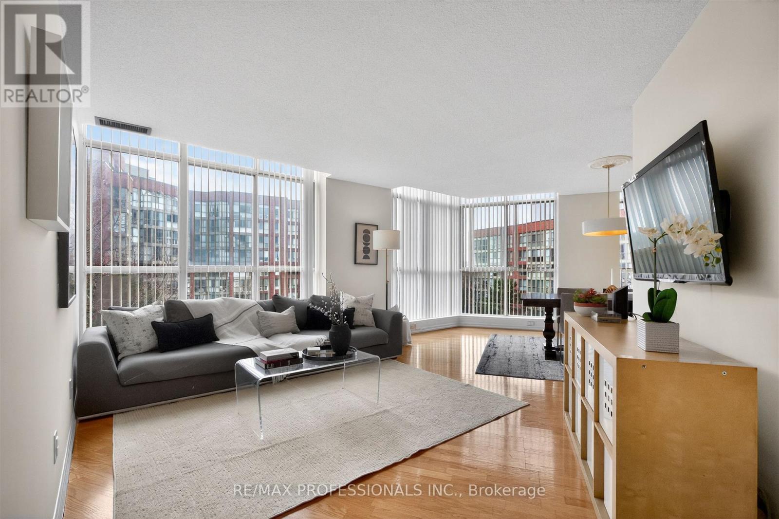 <div class="slider-price">$799,000</div><p>620 - 20 Southport Street, Toronto, Ontario</p>