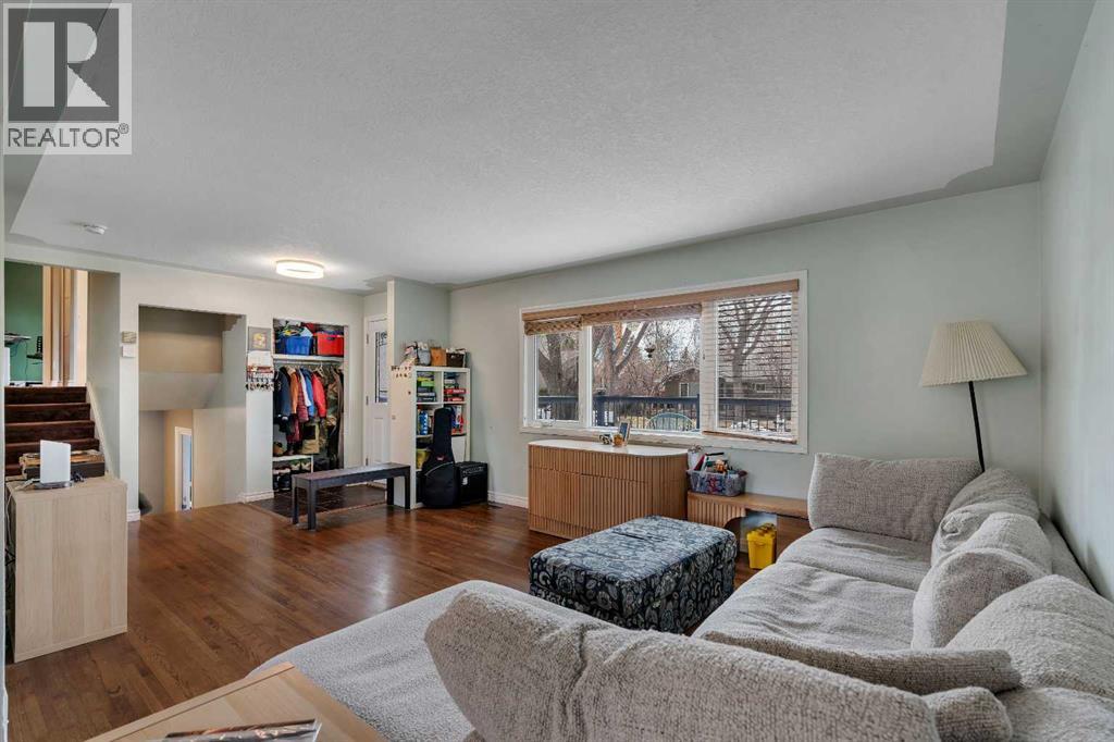 3116 Brentwood Boulevard NW, Calgary, Alberta  T2L 1J8 - Photo 3 - A2301479