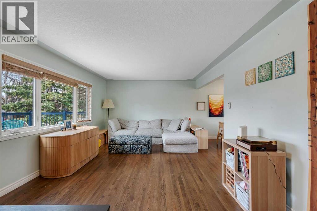 3116 Brentwood Boulevard NW, Calgary, Alberta  T2L 1J8 - Photo 4 - A2301479