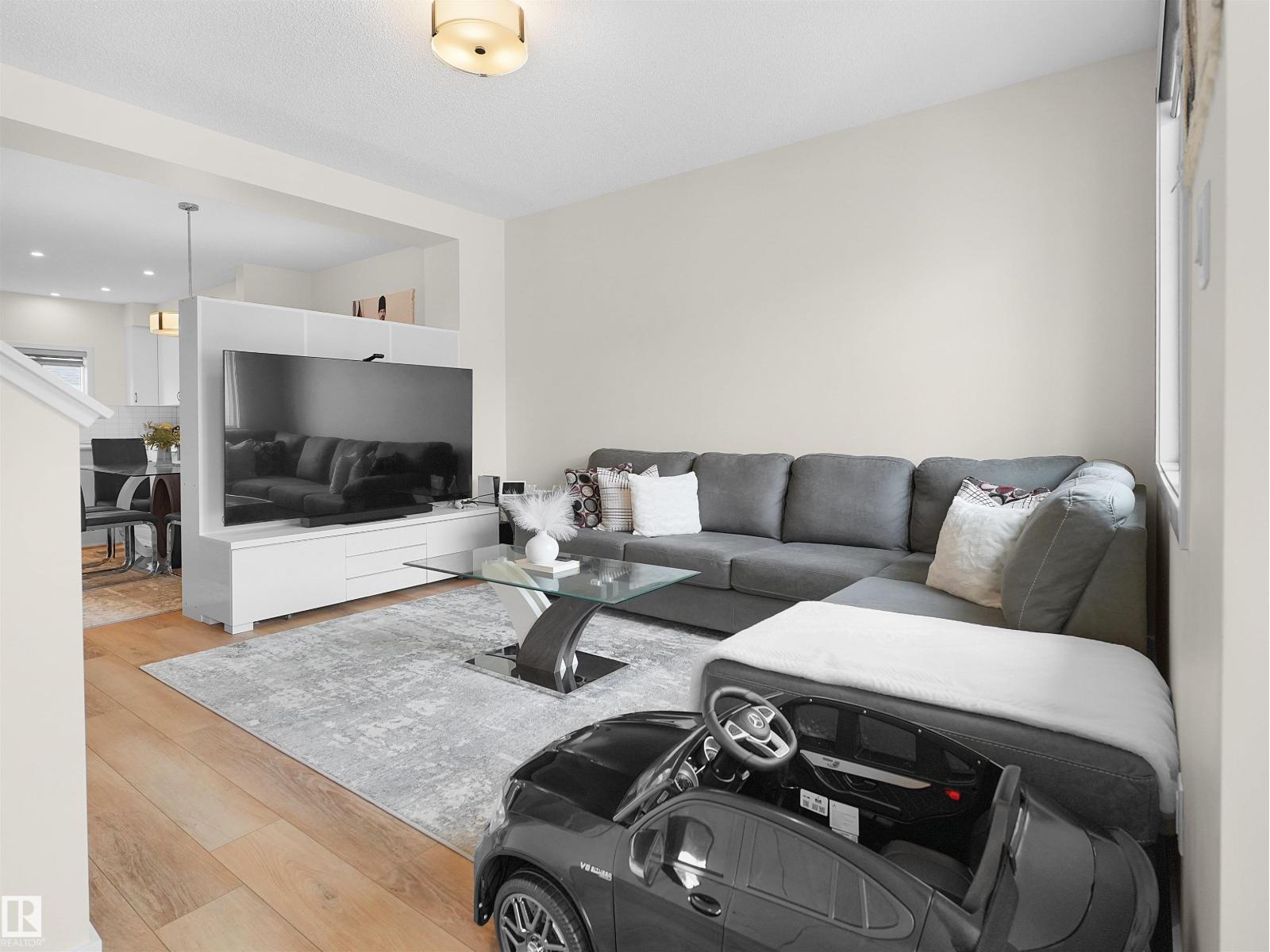 209 Desrochers Bv Sw, Edmonton, Alberta  T6W 4N2 - Photo 3 - E4483688