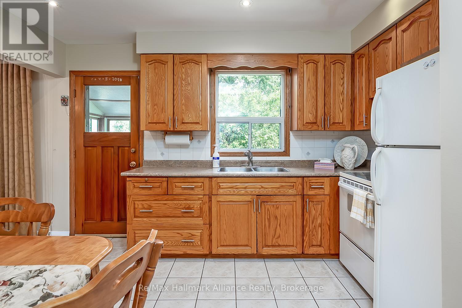 543 Pinegrove Road, Oakville, Ontario  L6K 2C2 - Photo 12 - W12853856