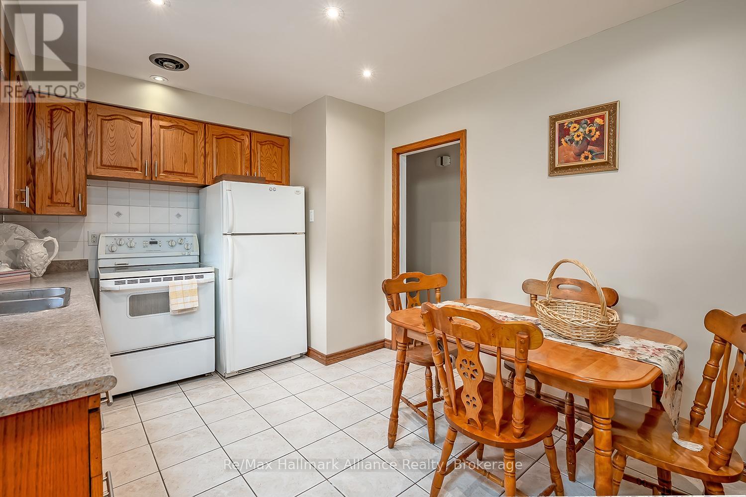 543 Pinegrove Road, Oakville, Ontario  L6K 2C2 - Photo 11 - W12853856