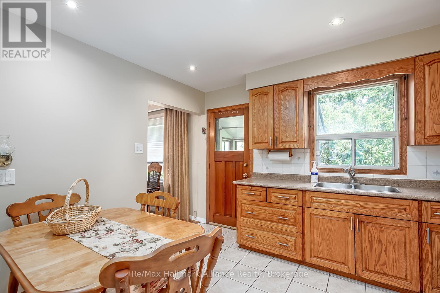 543 Pinegrove Road, Oakville, Ontario  L6K 2C2 - Photo 13 - W12853856