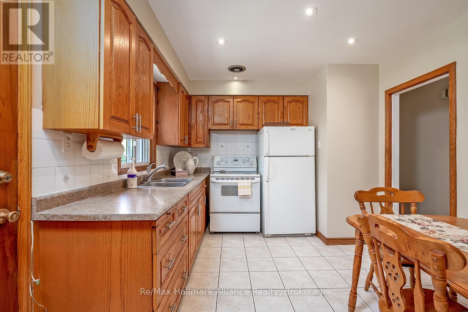 543 Pinegrove Road, Oakville, Ontario  L6K 2C2 - Photo 10 - W12853856