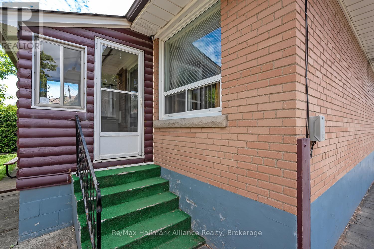 543 Pinegrove Road, Oakville, Ontario  L6K 2C2 - Photo 3 - W12853856