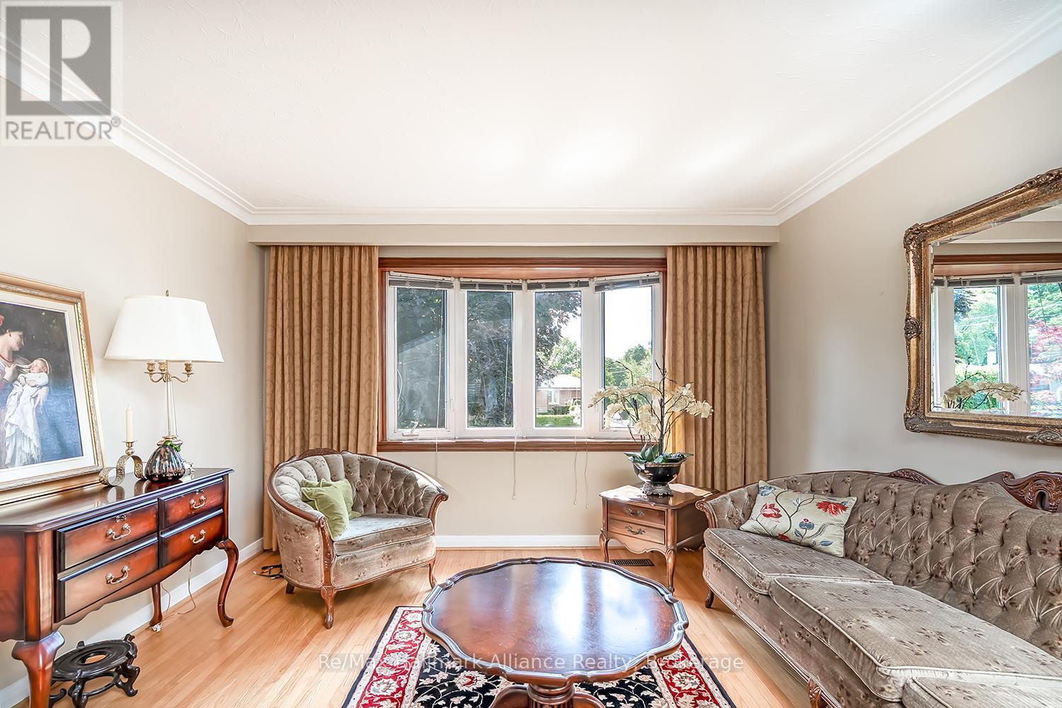 543 Pinegrove Road, Oakville, Ontario  L6K 2C2 - Photo 6 - W12853856