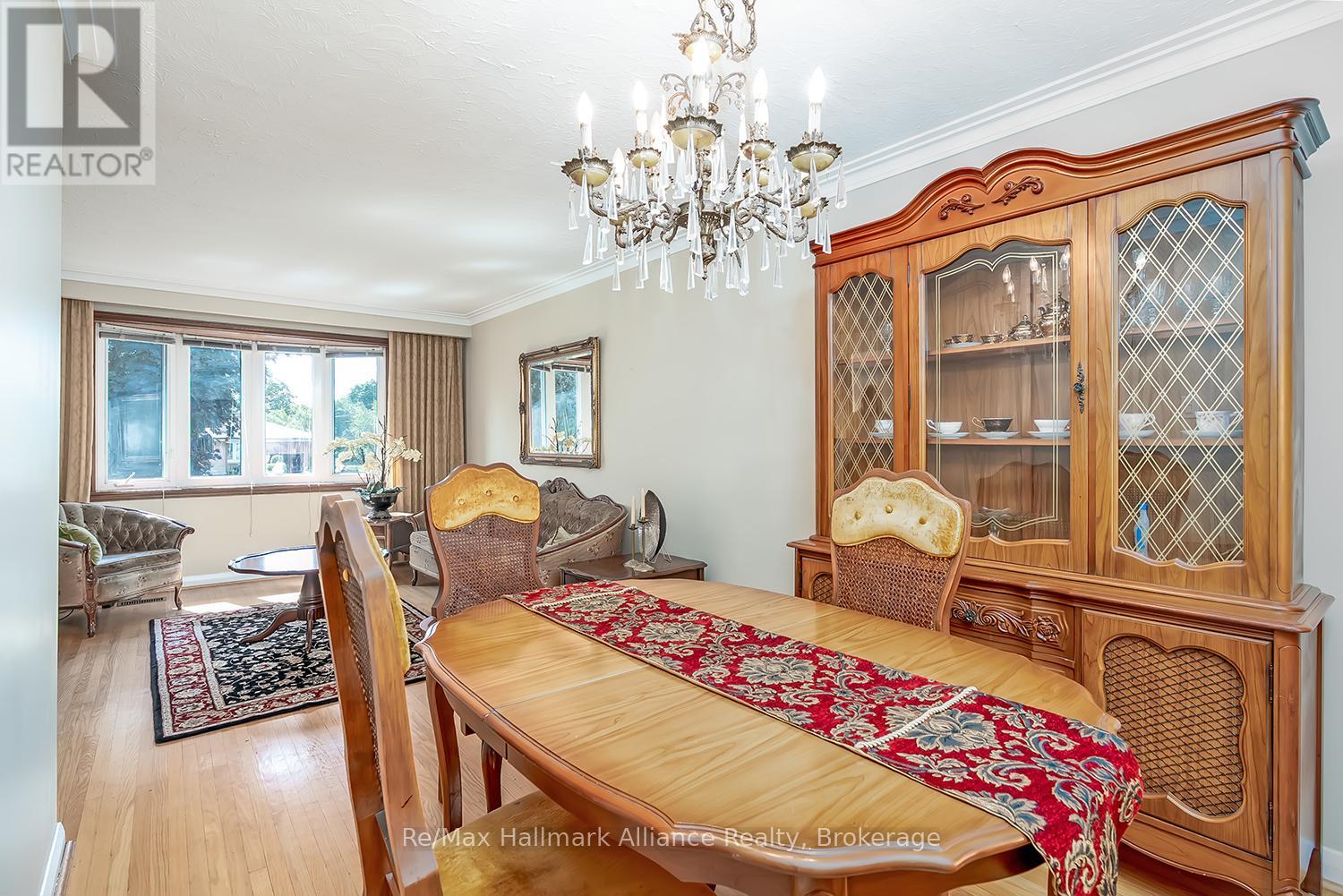 543 Pinegrove Road, Oakville, Ontario  L6K 2C2 - Photo 9 - W12853856