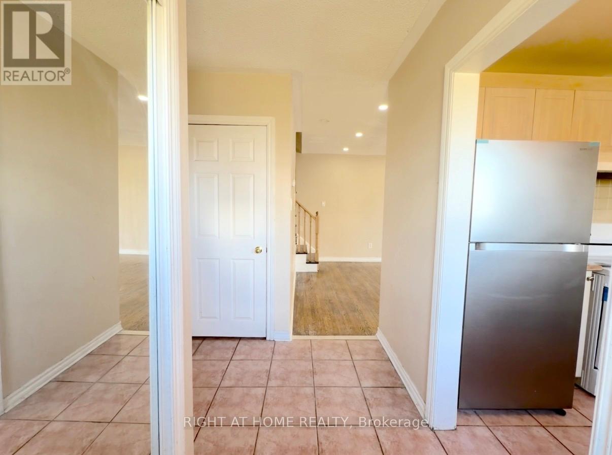 270 Town House Crescent, Brampton, Ontario  L6W 3C7 - Photo 6 - W12968392