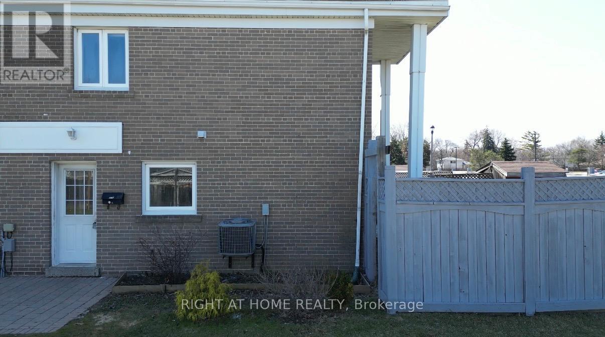 270 Town House Crescent, Brampton, Ontario  L6W 3C7 - Photo 3 - W12968392