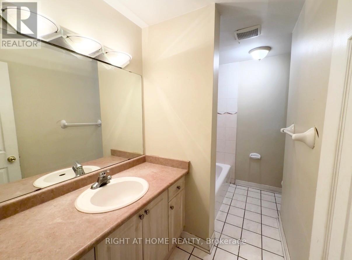 270 Town House Crescent, Brampton, Ontario  L6W 3C7 - Photo 14 - W12968392