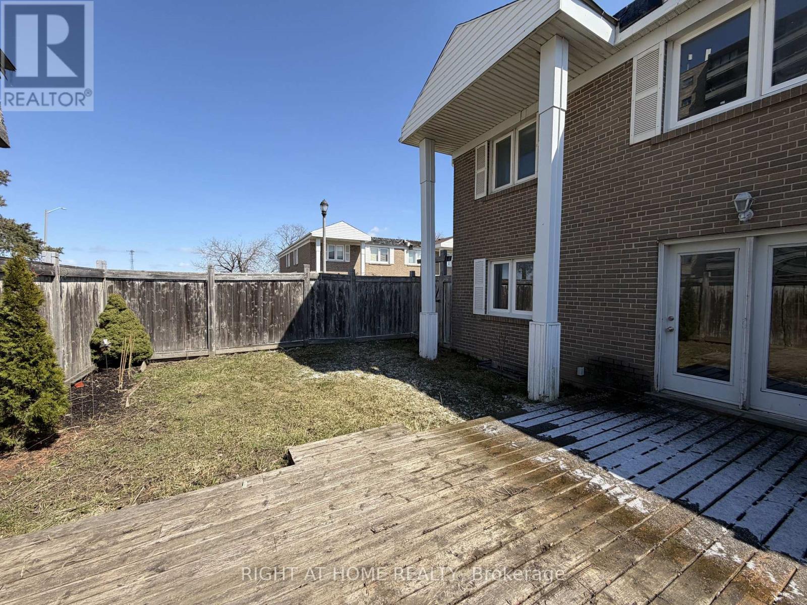 270 Town House Crescent, Brampton, Ontario  L6W 3C7 - Photo 5 - W12968392