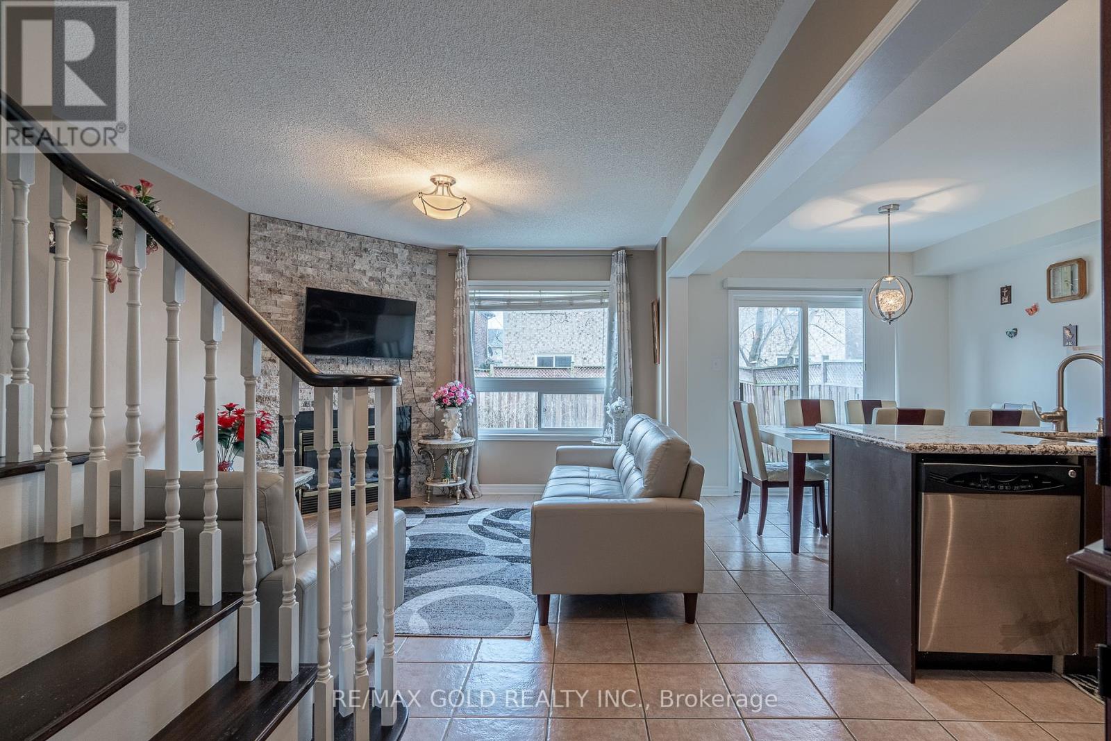 31 Mistdale Crescent, Brampton, Ontario  L7A 1S2 - Photo 5 - W13009036