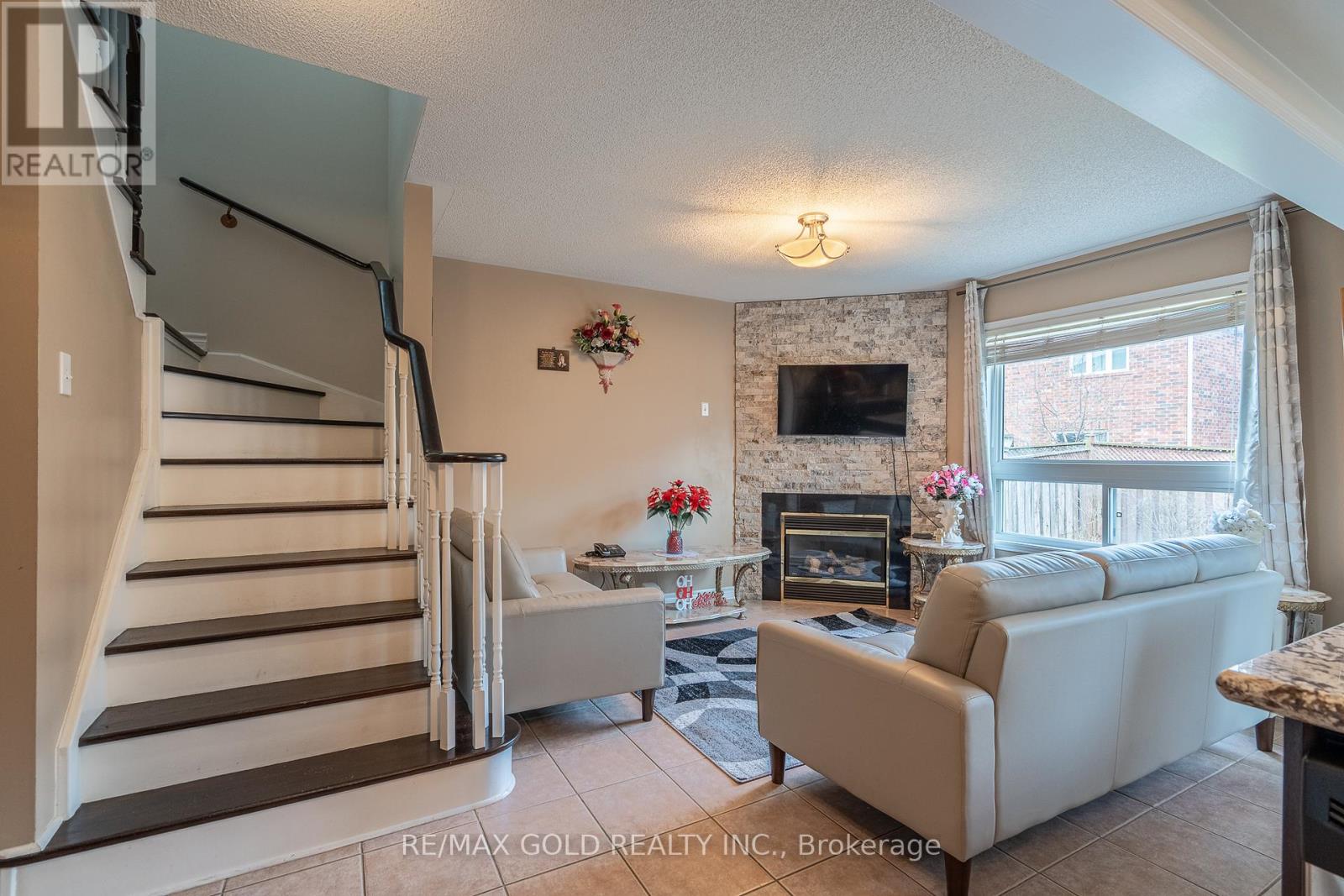 31 Mistdale Crescent, Brampton, Ontario  L7A 1S2 - Photo 6 - W13009036