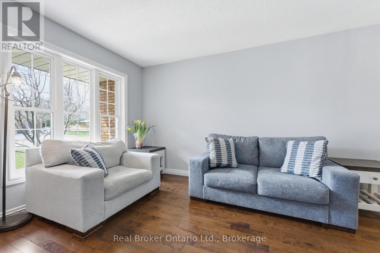 635 Amelia Crescent, Burlington, Ontario  L7L 6E6 - Photo 5 - W13034076